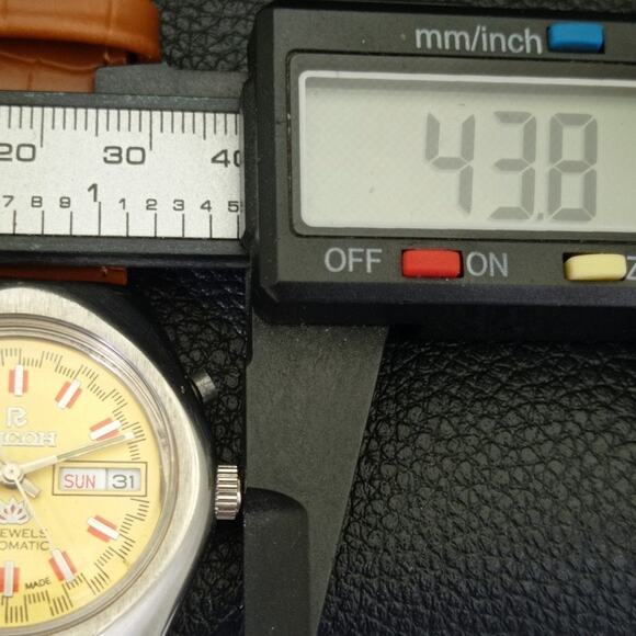 Vintage 1980 Ricoh Automatic Mens Silver Watch W/daydate & Yellow accents - Picture 7 of 10